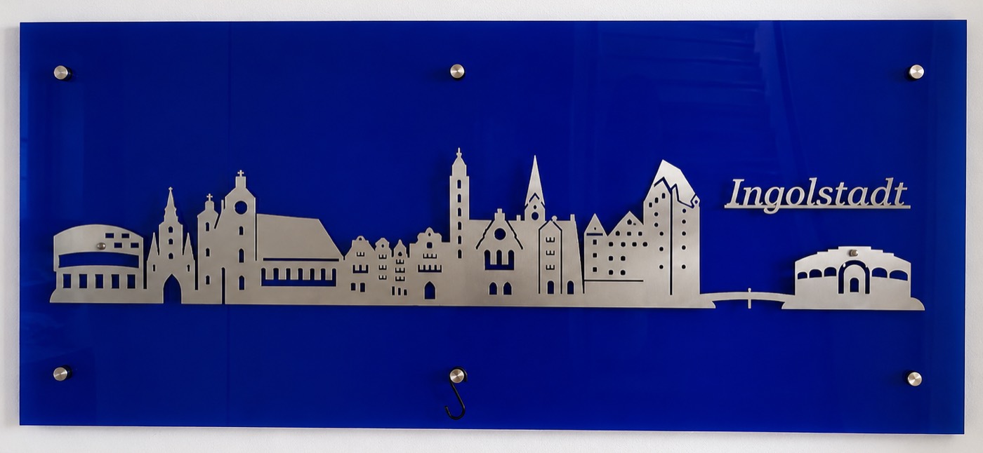 Wandbild der Ingolstädter Skyline, aus Edelstahl auf blauem Glas